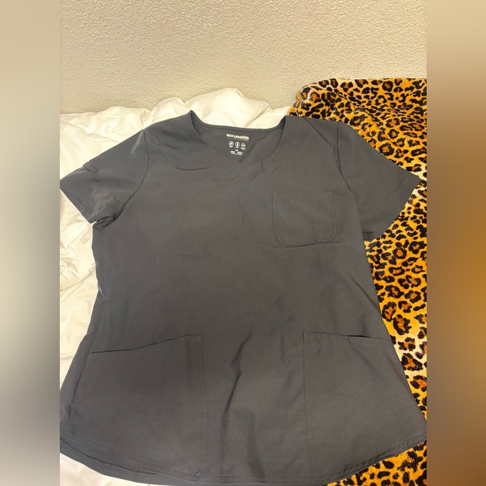 Cherokee Women's V-Neck Scrub Top in Charcoal
Looks grey but it’s black